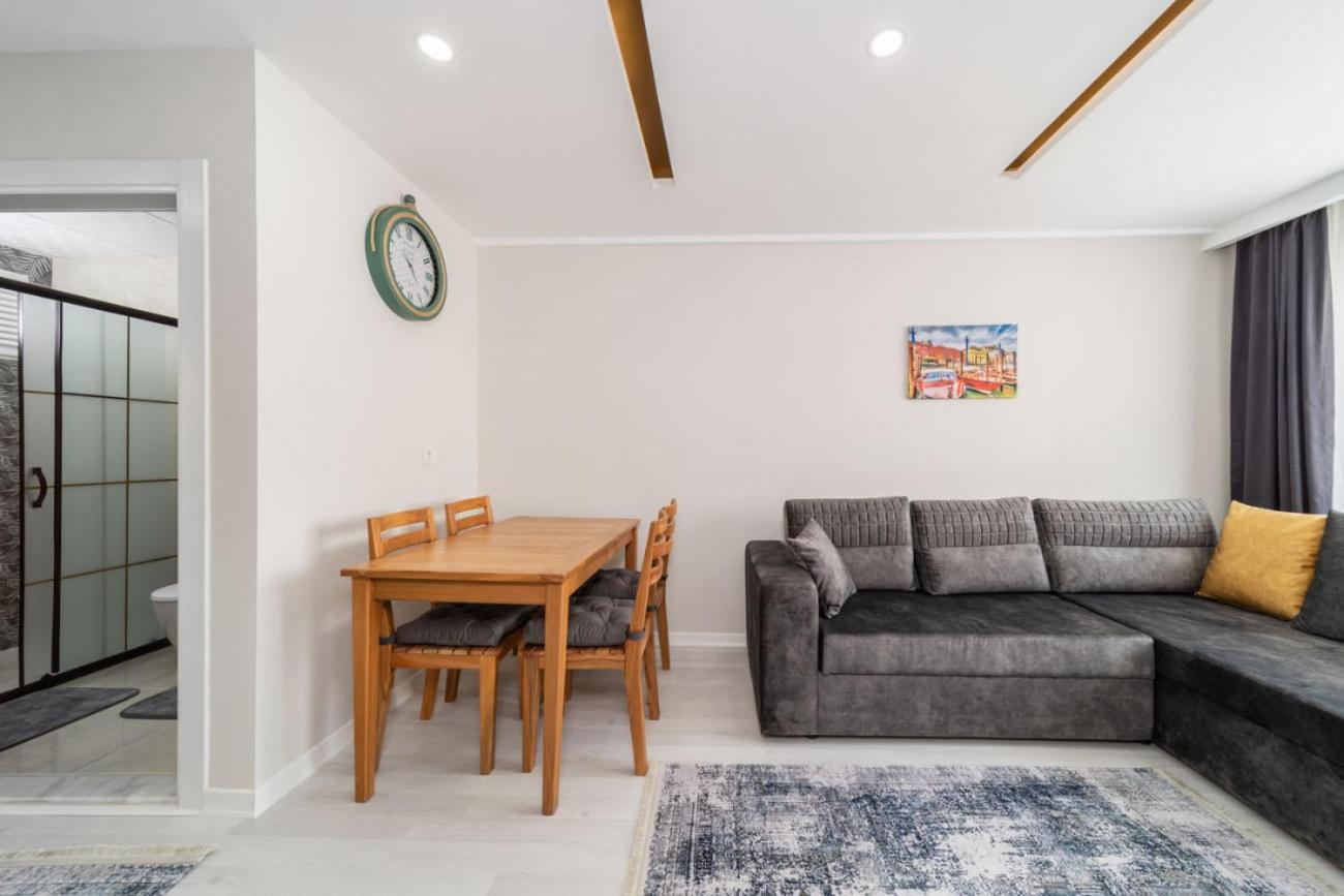 Daire Lovely With Central Location Walking Distance To Beach In Muratpasa,