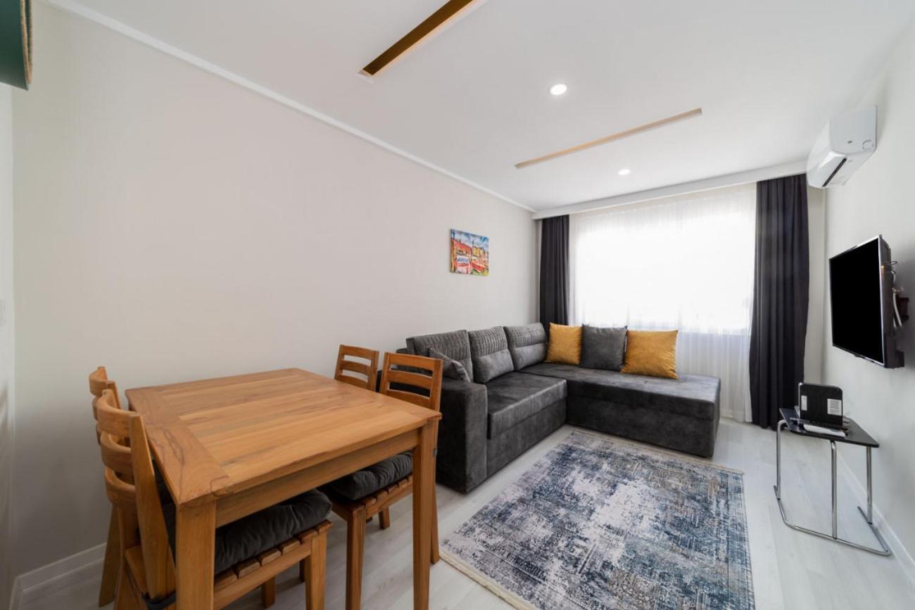 Lovely With Central Location Walking Distance To Beach In Muratpasa, Daire